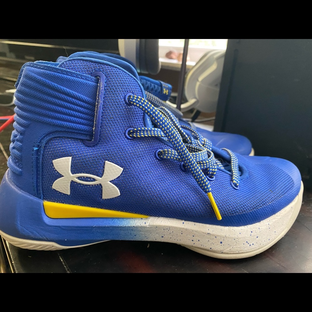 Basketball shoes